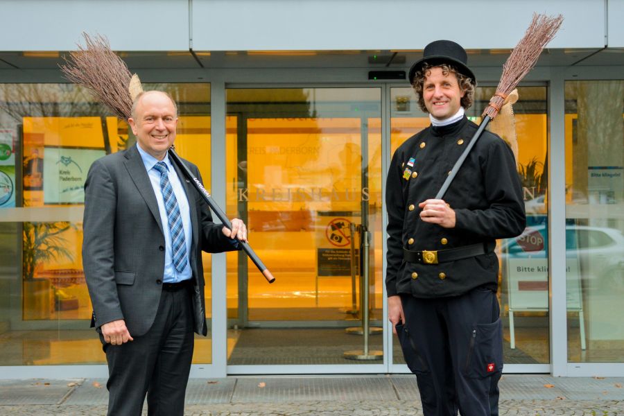 Landrat Christoph Rüther nimmt stellvertretend für die Menschen im Paderborner Land die Neujahrsgrüße von Schornsteinfeger Stephan Tölle entgegen. Bildrechte: Kreis Paderborn, Presse- und Öffentlichkeitsarbeit, Meike Delang